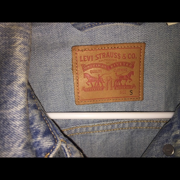 SOLD 🚫 Levi’s Jean Denim Jacket - Picture 3 of 4